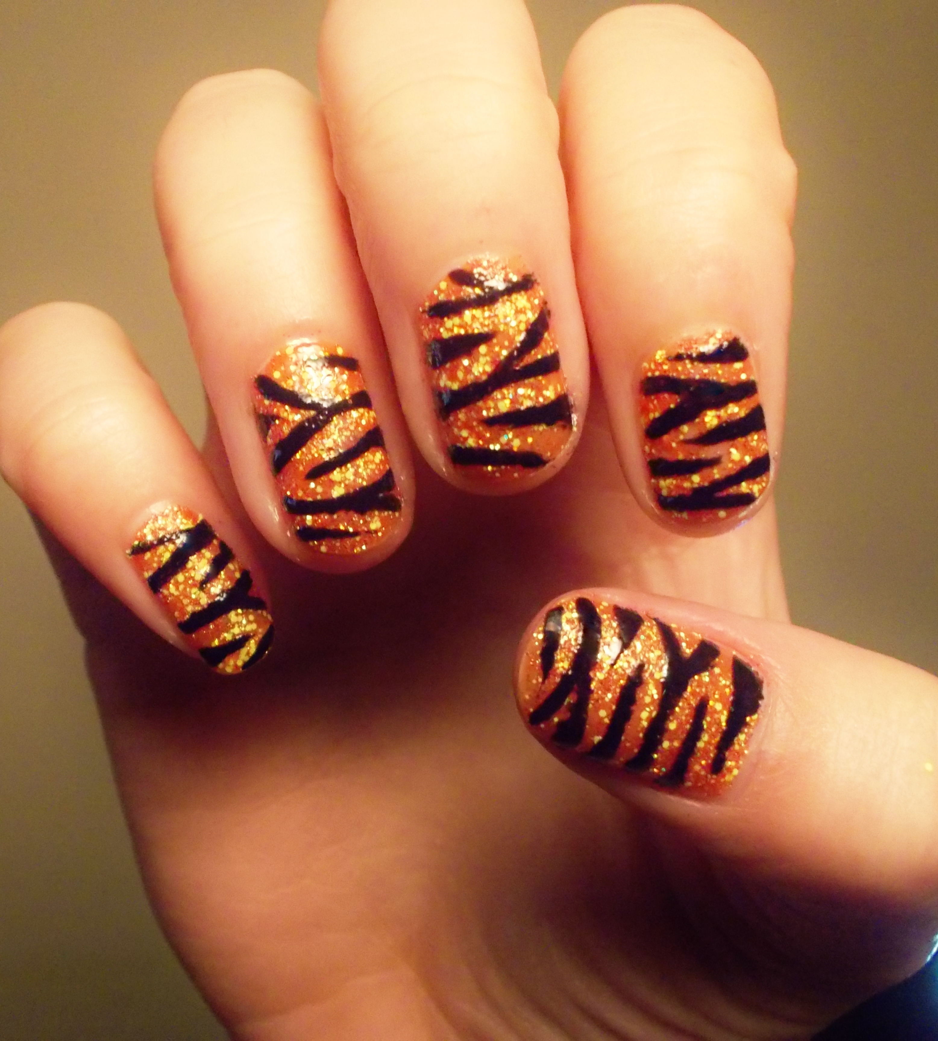 Тигровые ногти дизайн. Тигровый маникюр. Нокти тигровни. Маникюр с тигром. Маникюр тигровый на короткие ногти.